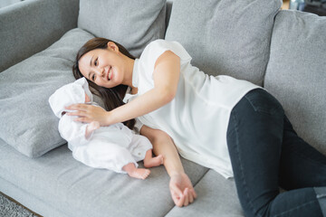Obraz na płótnie Canvas ソファで休む赤ちゃんとママ 