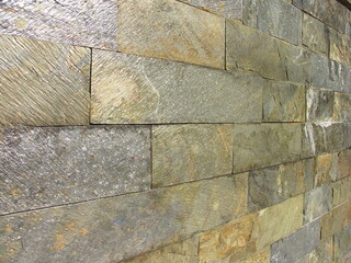 モノトーンの模様のある組み石の石塀