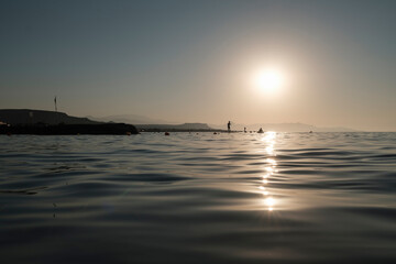 Piękny zachód słońca w Grecji, morze śródziemne, wybrzeże Krety, relaks nad wodą
