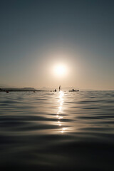 Piękny zachód słońca w Grecji, morze śródziemne, wybrzeże Krety, relaks nad wodą