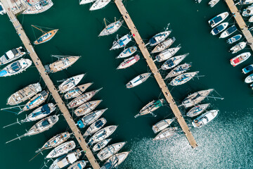 Marina i port w Grecji, na Krecie, dużo łodzi i jachtów zacumowanych w porcie, piękna pogoda, ujecie z drona - obrazy, fototapety, plakaty
