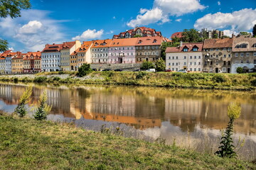 zgorzelec, polen - uferpromenade mit häusern
