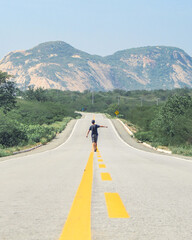turista caminhando no asfalto no Rio Grande do Norte