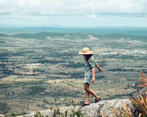 Naklejka premium turista com chapéu e paisagem ao fundo em Serra negra, Pernambuco
