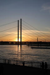 Fototapeta na wymiar sonnenuntergang an der rheinkniebrücke in düsseldorf