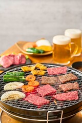 ビールと網焼きした肉と野菜