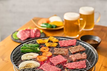 ビールと網焼きした肉と野菜