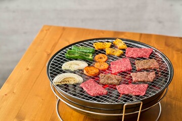 網焼きする肉と野菜
