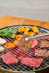 網焼きしてる焼肉