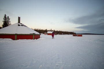 Cabañas de madera en Kiruna, paisaje de nieve