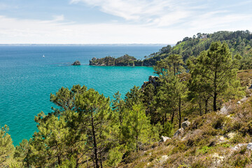 Magnifique maison bretonne dominant une large baie océanique au-dessus d'un éperon rocheux...