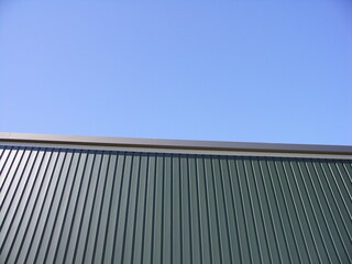Fototapeta na wymiar 新築事務所の壁面と青空