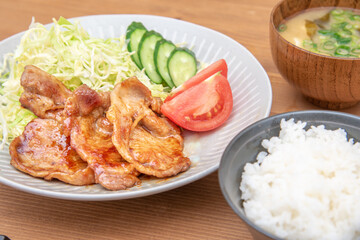 手作りの豚肉生姜焼き定食

