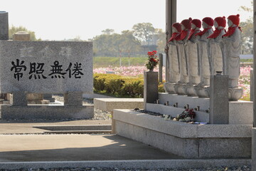 墓地の記念碑と六地蔵さま