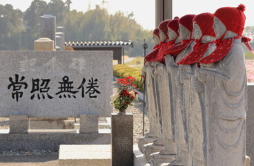 墓地の記念碑と六地蔵さま