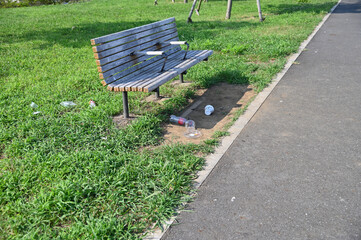 公園の3人掛けで肘置きのある木製ベンチ