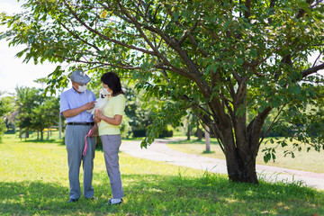 Fototapeta premium 感染症に気を使いながら散歩をする高齢の夫婦