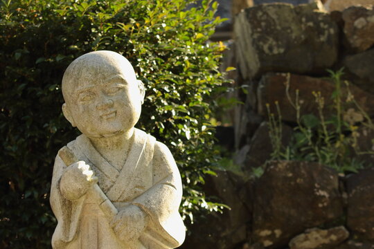 お寺の小坊主さんの石像です
