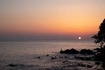 神奈川県真鶴半島の海岸から見る日の出