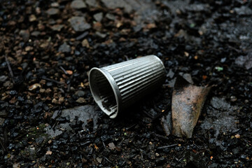 Einwegbecher Becher Verpackung Verpackungsmüll auf Boden dreckig schmutzig Entsorgung Recycling Umweltverschmutzung wegwerfen Umweltsünder Trauer mother earth end of life