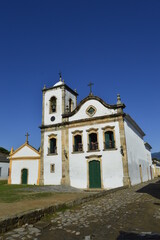 Fototapeta na wymiar Igreja histórica de Paraty com céu azul na vertical