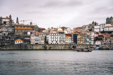 Fototapeta na wymiar Street Photography em Gaia com vista para o Porto