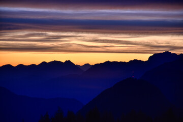 Sonnenaufgang, Morgendämmerung, Morgenrot, Himmel, Berge, Silhouette, Nacht, Tag, Dämmerung, blaue Stunde, Sonne, Sonnenstrahlen, leuchten, anleuchten, erstrahlen, Wolken, Wolkenschleier, Rot, Orange,