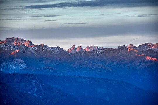 Abend, Abenddämmerung, Dämmerung, dämmern, Alpen, Hochstein, Lienzer Dolomiten, Wald, Lärchen, Lärche, Baum, Lärchenwald, Silhouette, Lienz, Osttirol, Himmel, Abendrot, Sonnenuntergang, Blaue Stunde, © AVR SCR