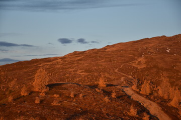 Sonnenuntergang, Alpen, Herbst, Abend, Abendstimmung, Sonne, Feuerball, rot, gelb, orange, Herbststimmung, Abendrot, Dämmerung, Licht, Schatten, Sonnenstrahl, Sonnenstrahlen, Baum, Bäum, Silhouette, L