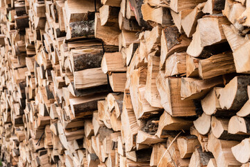 Bois de chauffage entassé dans une exploitation