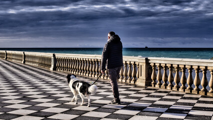 passeggiata in riva al mare