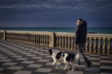 passeggiata in riva al mare