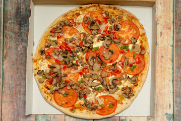 the base does not have tomato sauce nor does it have any cheese, a simple base of pumpkin puree and some vegetables that accompany it, it is a pizza from the garden