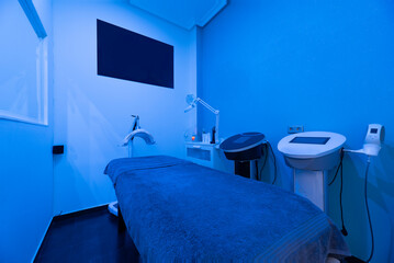 Cabin with stretcher and equipment for dermo-aesthetic treatments with dim blue light
