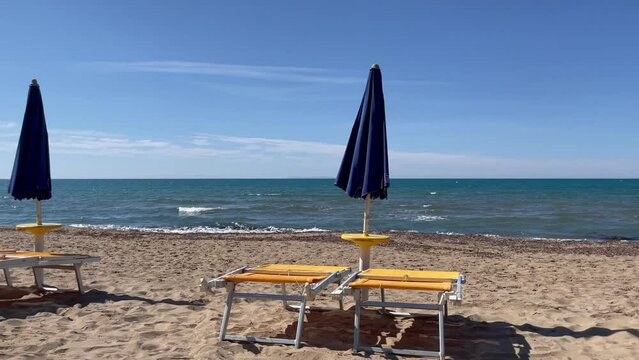 mare spiaggia ombrelloni lettini 