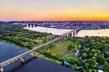 Panorama aérien du Dniepr avec le pont ferroviaire Petrovsky à Kiev, la capitale de l& 39 Ukraine, avant la guerre avec la Russie