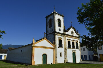 Fototapeta na wymiar Igreja do centro histórico de Paraty com céu azul