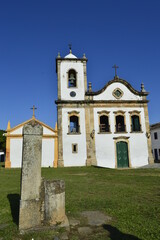 Fototapeta na wymiar Marco zero em sincronia com a igreja histórica de Paraty