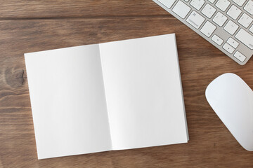 Obraz na płótnie Canvas 空白のノートと白いキーボードと白いマウス