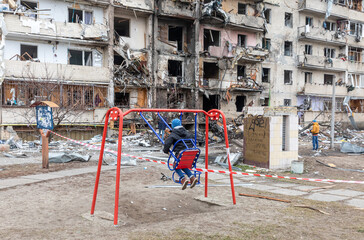 Guerre de la Russie contre l& 39 Ukraine. Immeuble résidentiel endommagé à Kyiv