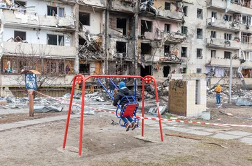 Rolgordijnen Oorlog van Rusland tegen Oekraïne. Woongebouw beschadigd in Kiev © misu