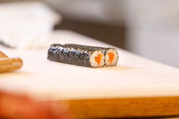 dettaglio di sushi pronto per essere servito 