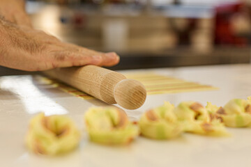 Lavorazione della pasta fresca con il metodo tradizionale con l'uso del matterello  