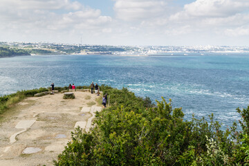 Entrée étroite d'une baie avec un fort courant marin vu depuis un point haut avec des touristes....