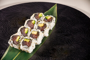 sushi servito su un piatto nero  