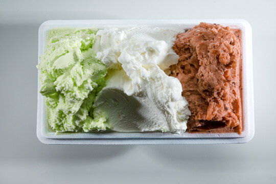 trittico di   vari gusti di gelato su vaschetta da asporto