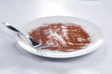 Piatto bianco vuoto con polvere di cacao