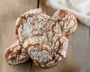 colomba , dolce tipico Italiano poggiato su un tavolo in legno 