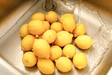 limoni lavati in una lavandino