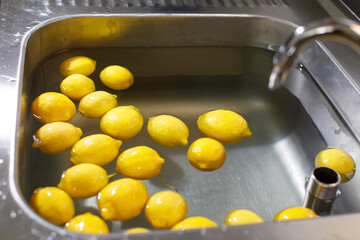 limoni lavati in una lavandino di metallo